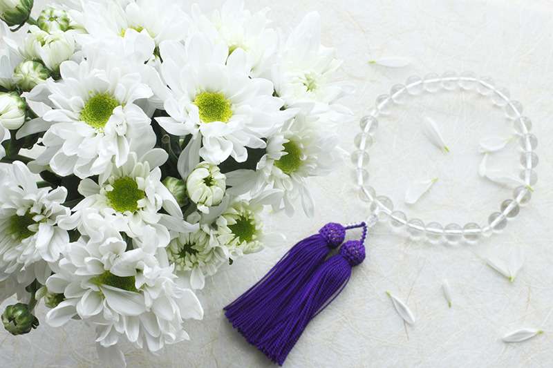 数珠と白い花の束